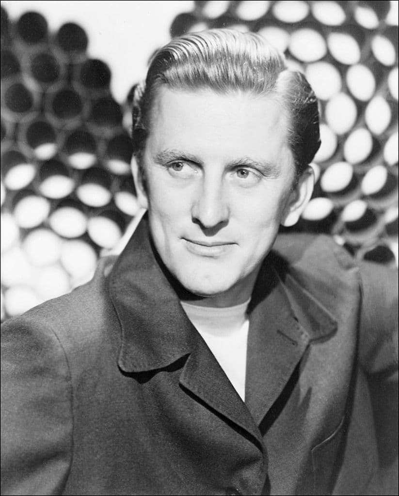 El actor, cuyo nombre verdadero es
<b>Issur Danielovitch Demsky, </b>nació en Amsterdam, Nueva York, en 1916. Empezó su carrera artística en 1941 en Broadway, aunque su incursión al cine se dio hasta 1946, luego de conocer a la actriz Lauren Bacall en la Academia Americana de Arte Dramático. Foto: AFP/AFP/Getty Images