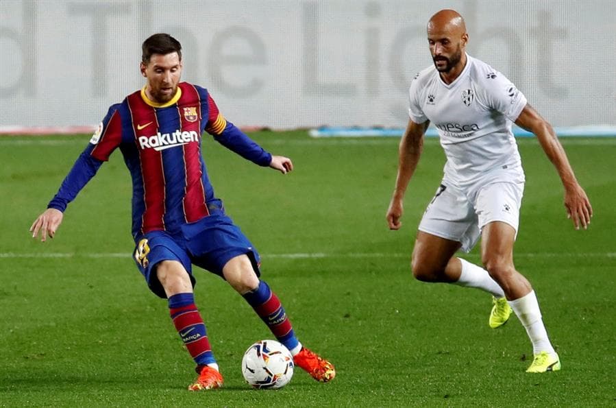 Barcelona se impone en casa ante el Huesca 4-1. Los goles corrieron a cargo de Lionel Messi (13' y 90'), Antoine Griezmann (35') y Oscar Mingueza (53'). Por parte de la visita, el gol fue de Rafa Mir al 49'. La 'Pulga' sumó su partido número 767 con el equipo culé e iguala el número de Xavi.