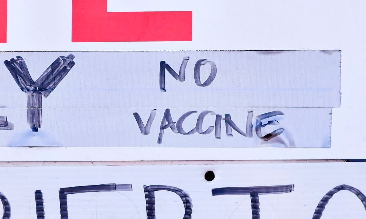 Sitios de vacunación en Los Ángeles estarán cerrados este sábado debido a la ola invernal