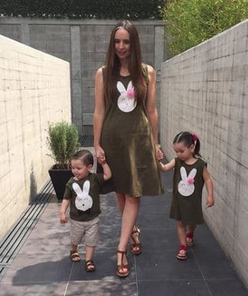 En sus diseños ofrece atuendos coordinados para niño y niña, además de tallas para adultos.