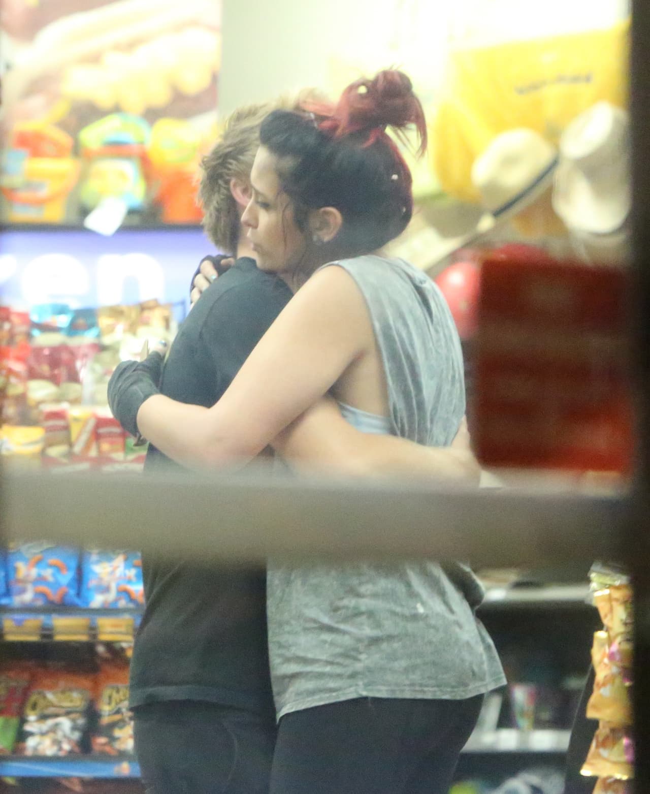 Incluso en la tienda no se quitaron las manos de encima.