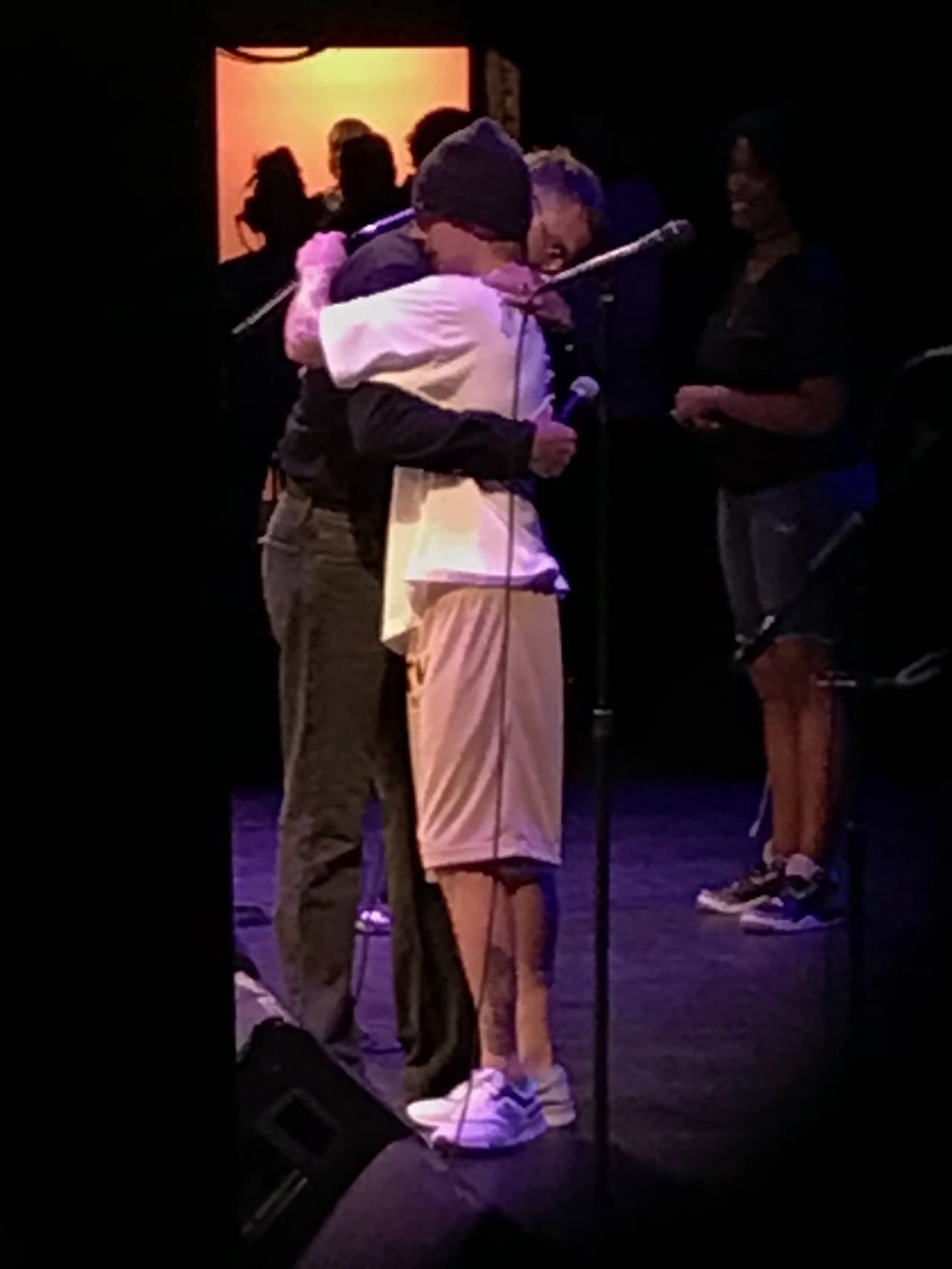 Durante el servicio, Bieber, de 25 años, subió al estrado y conmovido describió como una 
<b><a href="https://www.univision.com/entretenimiento/justin-bieber-sumido-en-la-tristeza-al-cumplir-su-primer-mes-de-casado-con-hailey-baldwin-fotos" target="_blank">"temporada difícil"</a></b> los últimos meses que ha vivido.