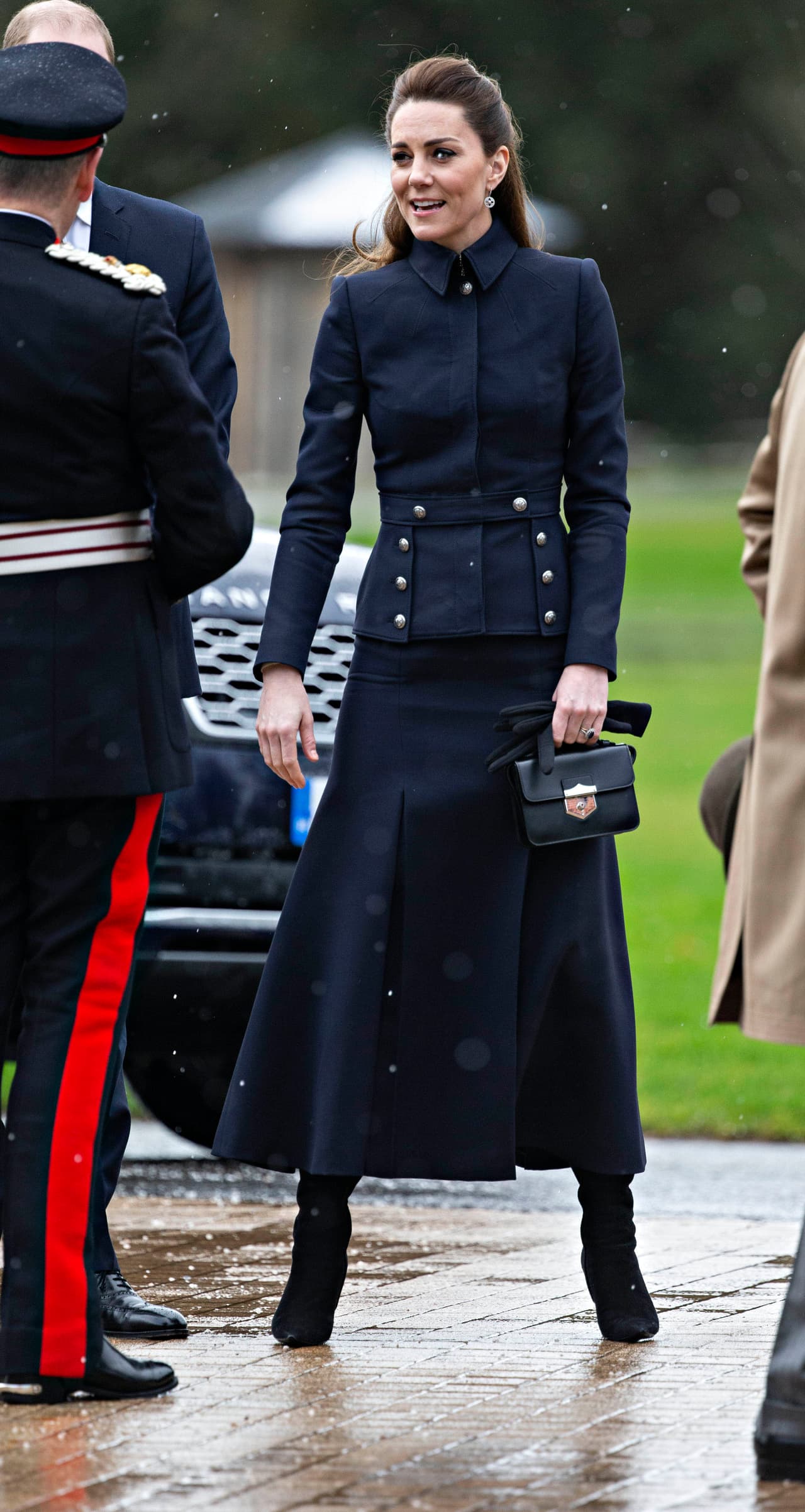 Daily Mail reportó que este 11 de febrero se cumple una década del fallecimiento del afamado diseñador Alexander McQueen, aunque se desconoce si Kate quiso hacerle un homenaje con la elección del atuendo.
<br>