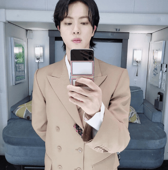 En los inicios de la ‘boyband’, Jin lucía el cabello teñido con tinte cobrizo y un peinado que hacía relucir los rasgos de su rostro. Ahora el joven, vocalista de BTS, se muestra con el cabello negro en sus 'selfies'.