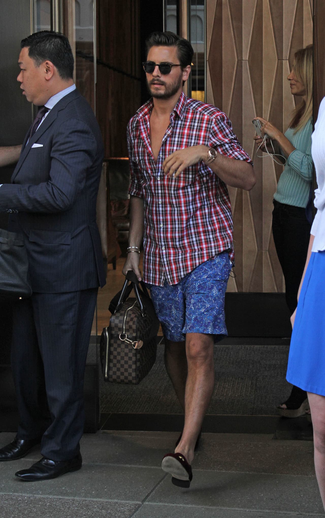 Su prenda casual favorita son las camisas de cuadros.