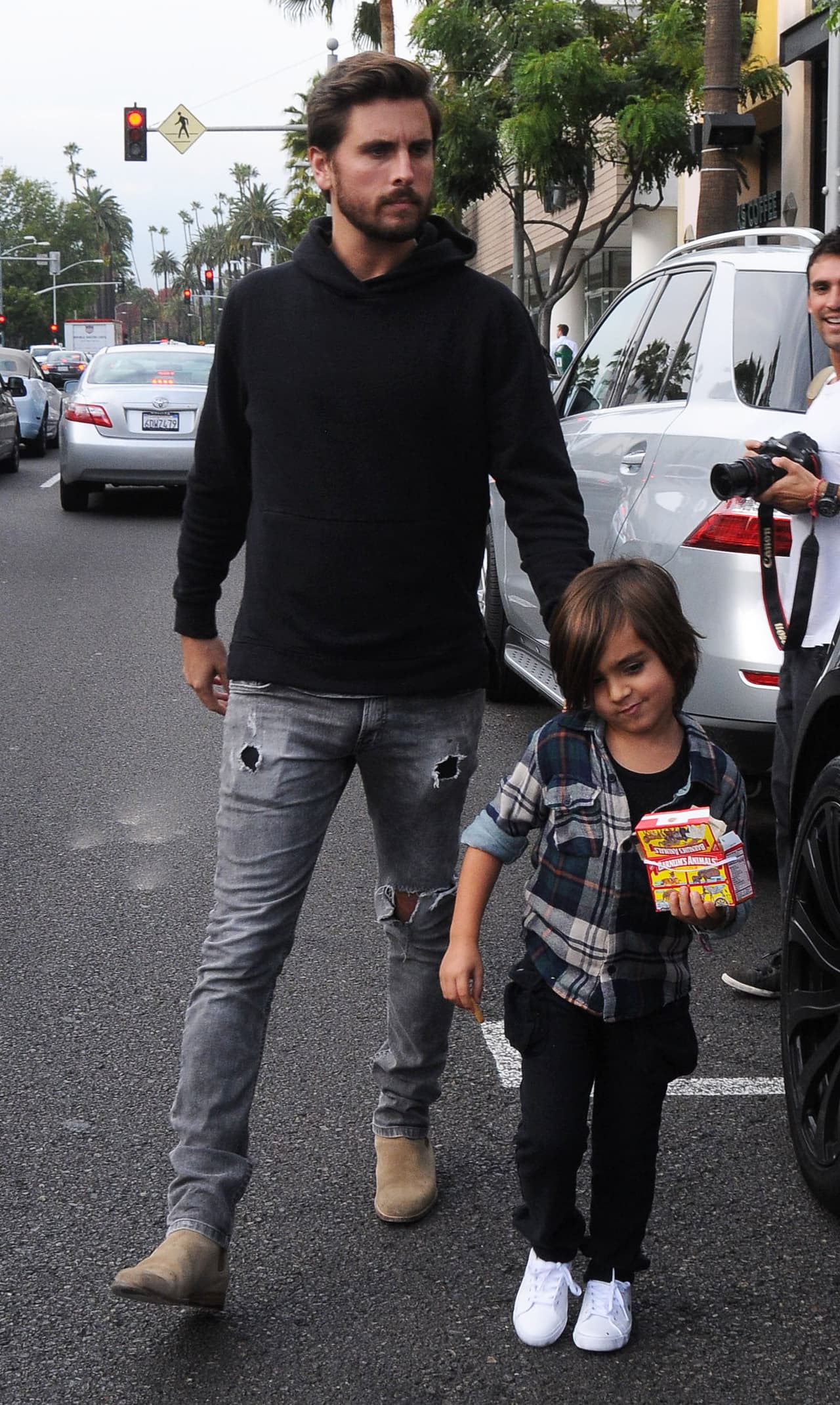 Scott lo viste y le compra ropa que asemeje a su propio estilo.