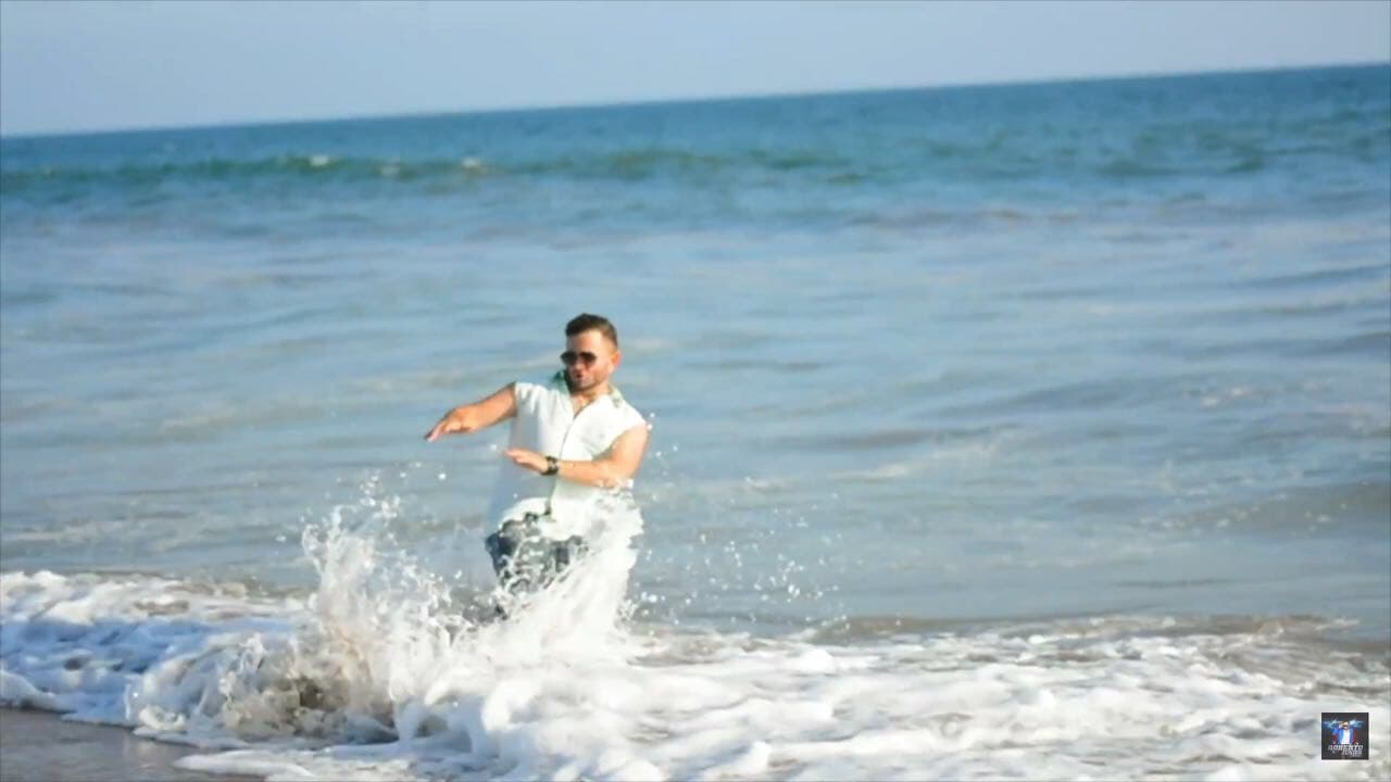 Hasta un bailecito se avienta Roberto Jr. dentro del mar, pues el tema es pegajoso y divertido.