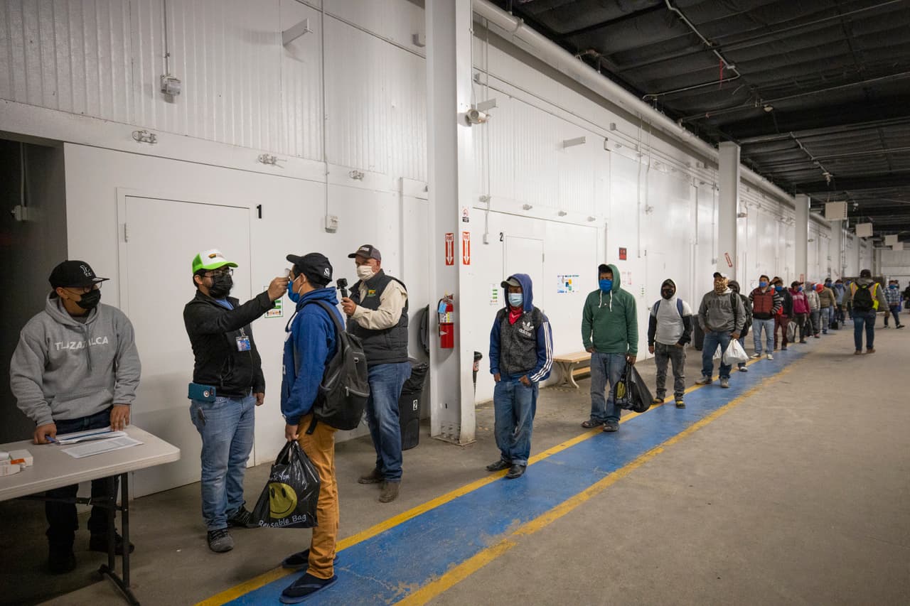 Si tu ropa se moja por la lluvia o por el sudor quitatela inmediatamente, pues podría enfriarte. Si estás expuesto a trabajos de esfuerzo físico y al aire libre carga contigo un cambio de ropa, calcetines, guantes o gorros en caso de que se te mojen.