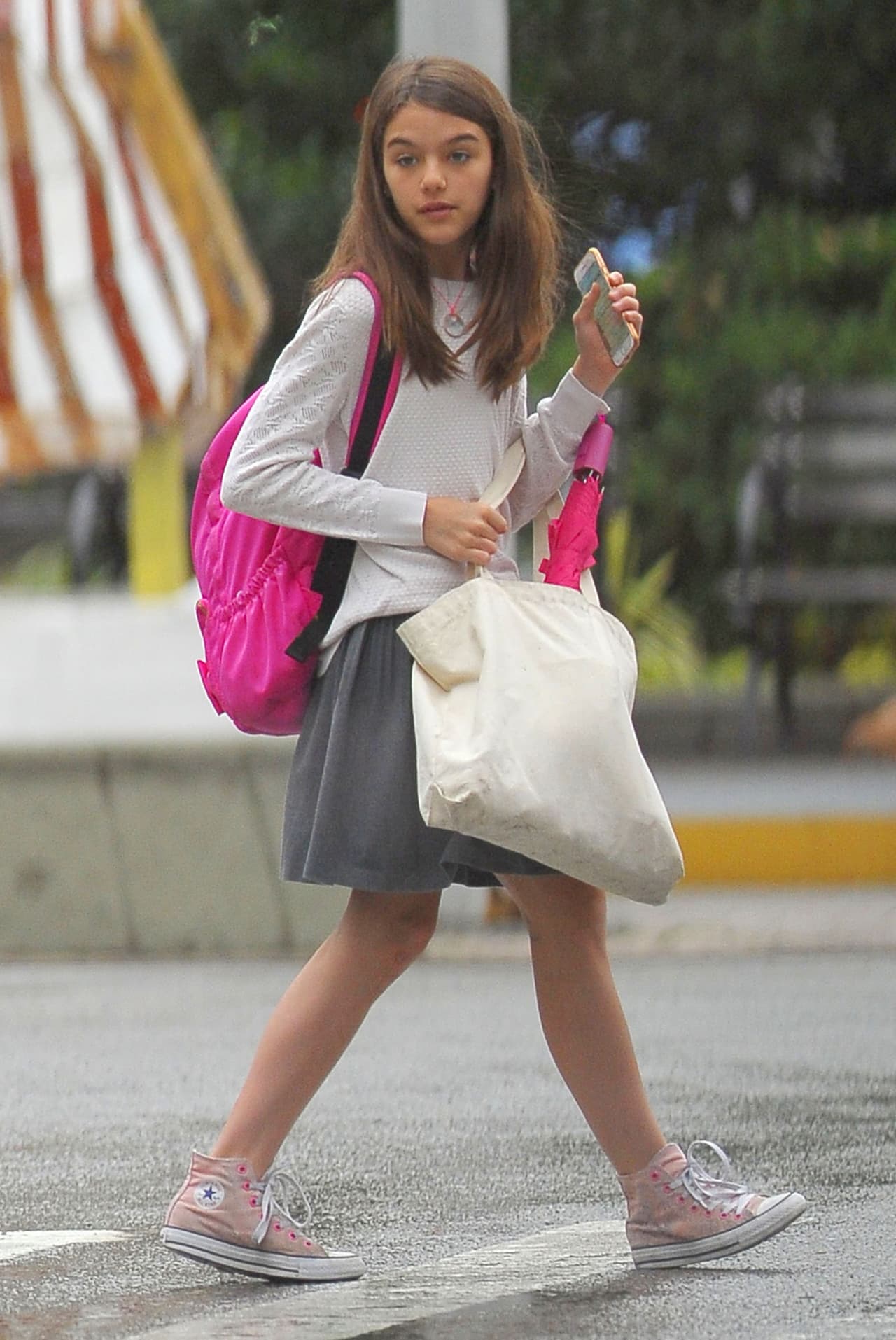 Desde que madre e hija se mudaron a Nueva York, se ha podido observar a Suri Cruise recorriendo las calles de la ciudad, ejemplo de ello es esta fotografía de junio de 2019, donde 
<a href="https://www.univision.com/famosos/la-hija-de-tom-cruise-y-katie-holmes-celebra-su-cumpleanos-numero-13-sin-su-padre-por-septimo-ano-consecutivo-fotos">la joven tenía 13 años</a>.