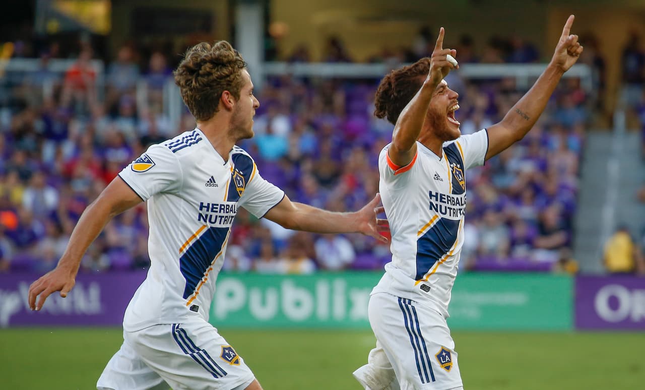 Fue el mexicano Jonathan dos Santos (derecha) quien marcó el 1-0 para LA Galaxy al minuto 19, completando su segundo gol en la actual temporada de la MLS.