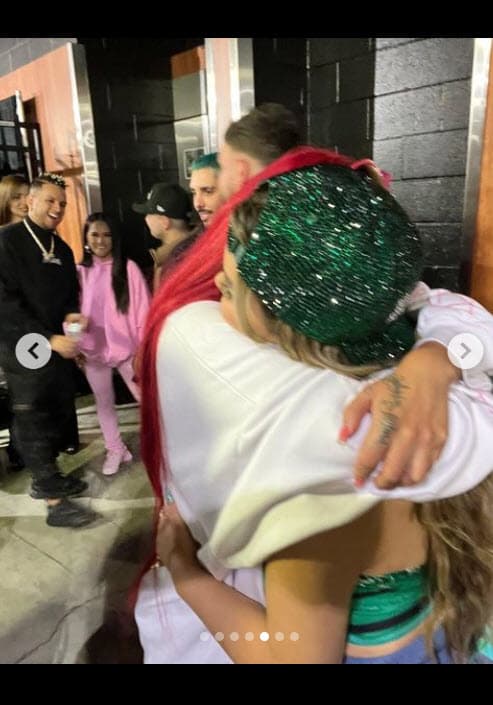 La hija mayor de Jenni Rivera publicó en Instagram algunas de las imágenes de lo que sucedió entre ellas tras el escenario. 
<br>