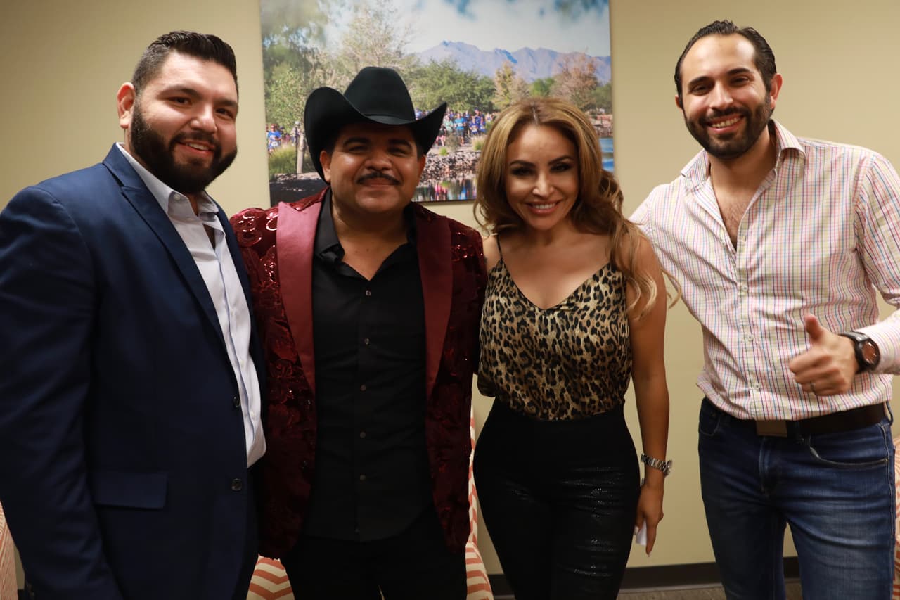 <b>Chuy Lizárraga</b> también compartió algunos minutos con el trío de locutores y la foto del recuerdo no podía faltar.