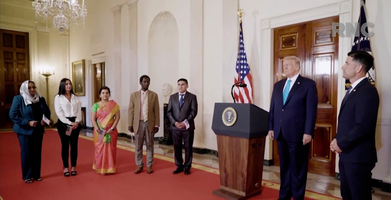 <b>Chad Wolf, secretario interino de Seguridad Nacional </b>partici´pó junto a Trump en una ceremonia de naturalización en la Casa Blanca durante la Convención Republicana. Un boliviano y cuatro otros inmigrantes juran lealtad a EEUU, con el presidente como testigo en "una ceremonia de naturalización que fue orquestada con el propósito de crear contenido para la convención", indica el reporte.