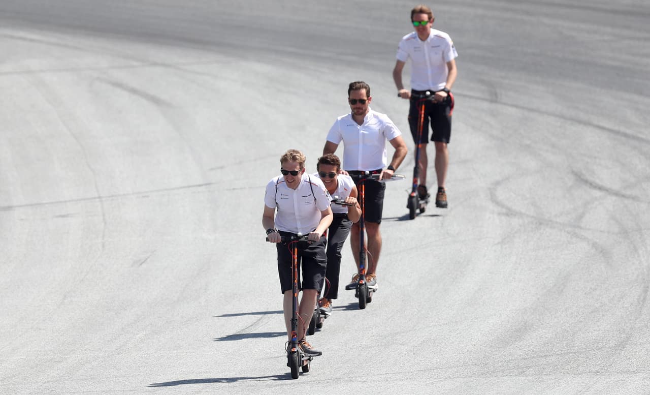 La pasión desde los pits, la alegría de los pilotos como el mexicano Sergio Pérez y el colorido tradicional hacen parte de la previa del Gran Premio de Austria de la Fórmula 1.
