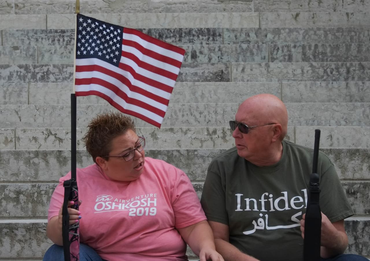 El precandidato demócrata Beto O'Rourke propuso en el más reciente debate que le quitarán las armas de guerra a sus portadores, pues fueron hechas para usarse en las batallas. Algunos manifestantes, como la pareja de la foto, se oponen.