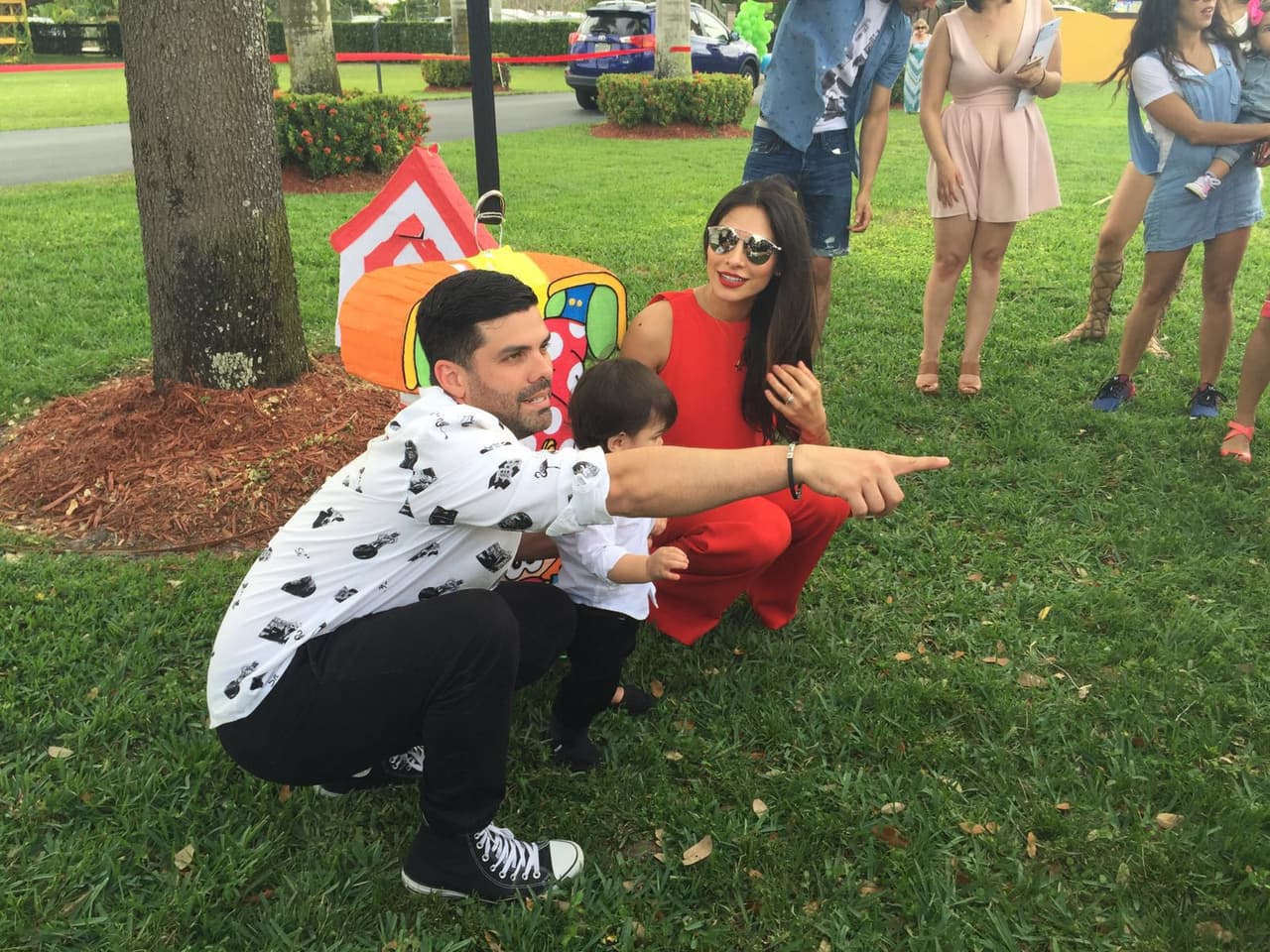 Nuestra primera reina celebró el primer cumpleaños del pequeño Matteo por todo lo alto con una divertida temática circense. Rodeados de amigos y familiares Alejandra y Aníbal lucieron felices junto a su hijo en una celebración que jamás olvidarán.