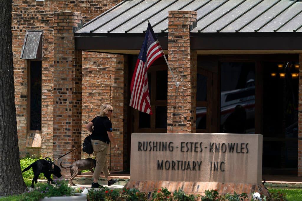 La funeraria donde velan a Maite Rodríguez. 
<a href="https://www.univision.com/noticias/estados-unidos/joe-y-jill-biden-visitan-uvalde-texas-fotos">Fotos: Joe y Jill Biden ofrecen sus condolencias al pueblo de Uvalde</a>