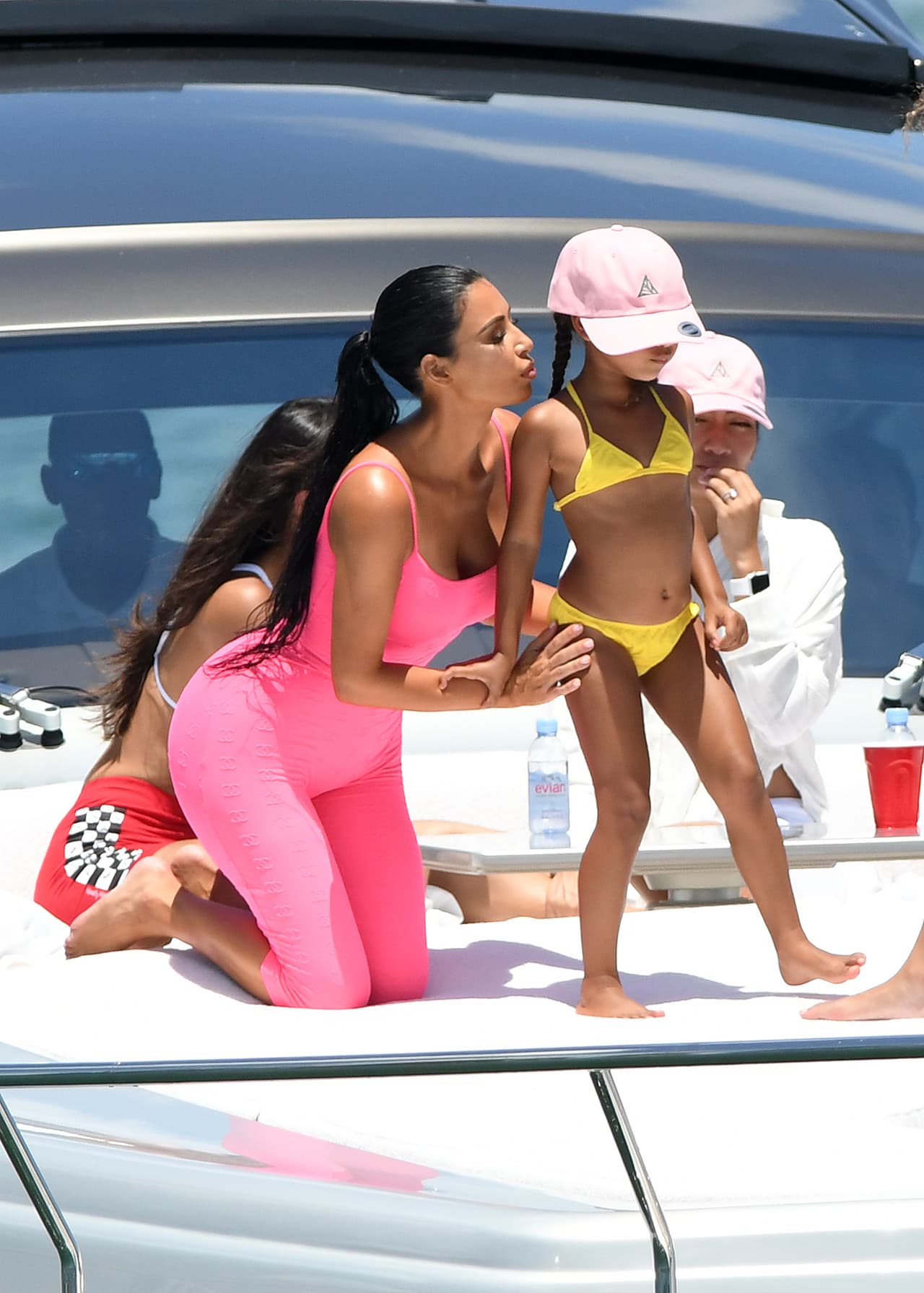 Kim Kardashian Kim se mantuvo atenta a su hija, quien disfrutaba del sol Miami.