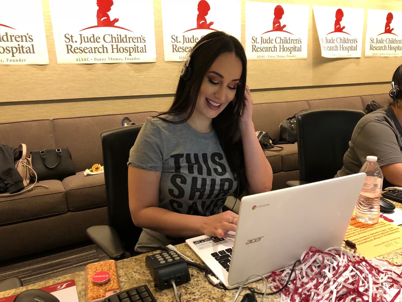 El segundo día del 
<b><a href="https://www.univision.com/temas/radioton-promesa-y-esperanza">Radiotón 'Promesa y Esperanza'</a></b> comenzó y ahí nos encontramos a esta símpactica mujer.
<br>
<br>
<b>DONA AQUÍ: <a href="http://bit.ly/UnidosConStJude" target="_blank">bit.ly/UnidosConStJude</a></b>