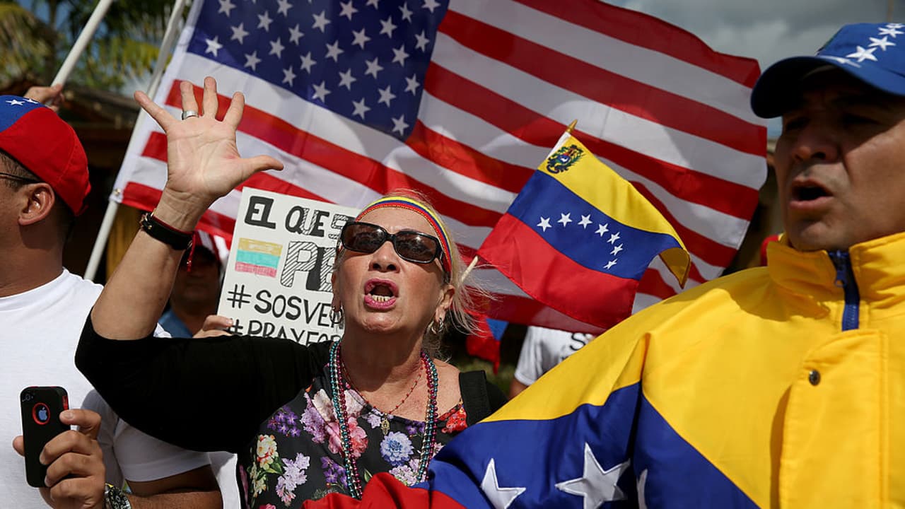 También los congresistas Debbie Wasserman Schultz, Mario Díaz-Balart y Darren, presentaron el pasado 5 de enero, un proyecto de ley que busca un TPS para los venezolanos.
<br>