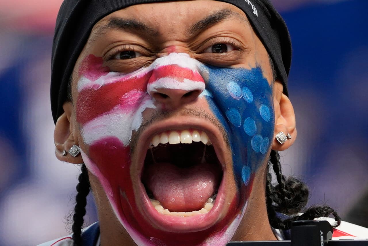 Un aficionado de Estados Unidos anima antes del partido de fútbol del Grupo D de la Copa del Mundo. (Foto AP/Andre Penner)