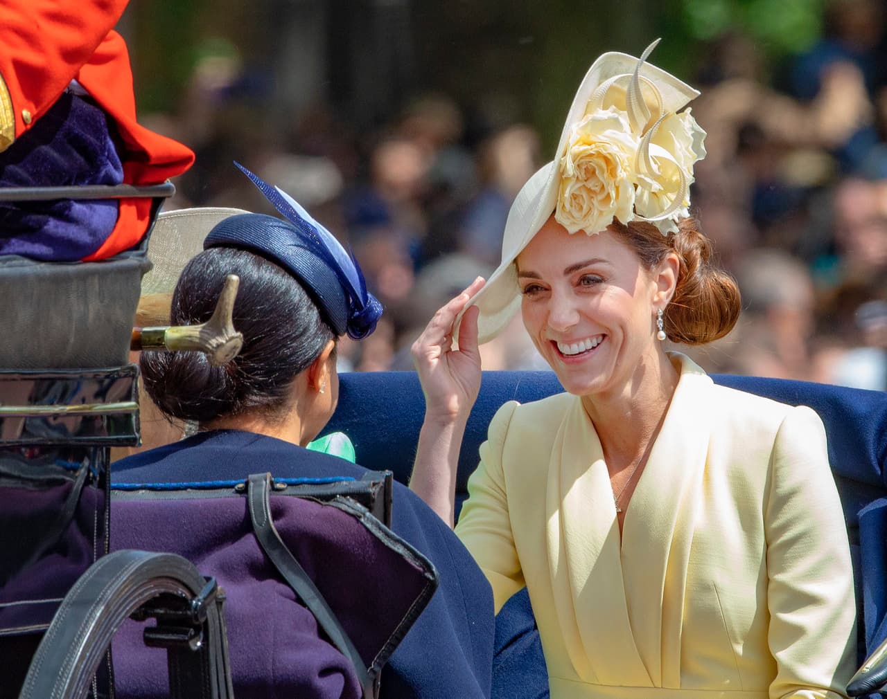 Kate Middleton, con quien Meghan Markle estuvo platicando durante el evento, recibió un "anillo de eternidad" por parte del príncipe William, cuando dio a luz al primer hijo del matrimonio, el príncipe George.