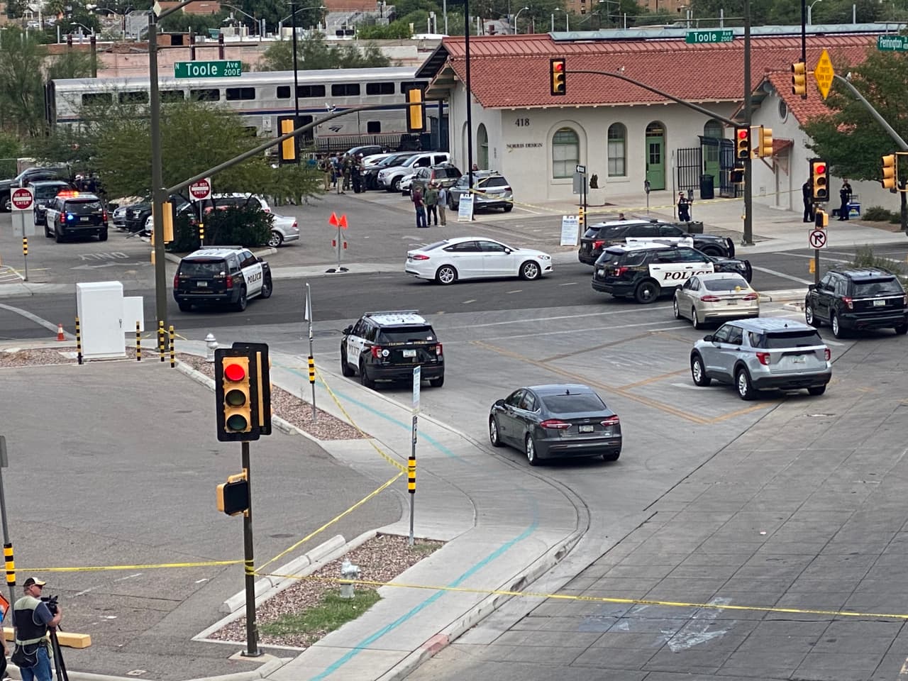 Un agente federal de control de drogas murió y otro resultó gravemente herido en una escena caótica de disparos en una estación de tren de Amtrak en Tucson, Arizona, el lunes por la mañana.