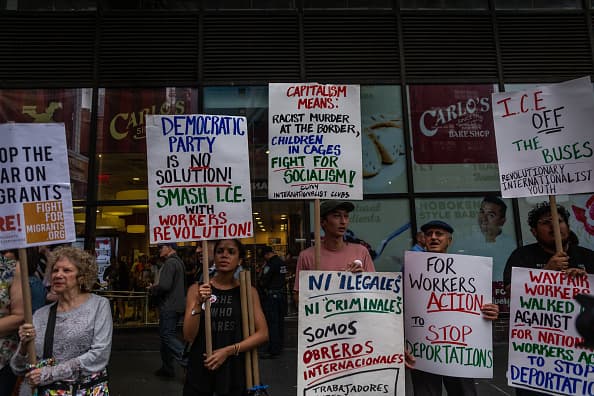 "ICE fuera de los autobuses" y "Ni ilegales, ni criminales" son varias de las consignas que gritaron en la protesta.