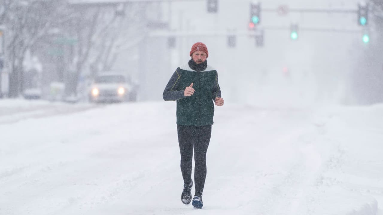 En otras noticias, la absolución de Trump en el juicio político divide aún más a los republicanos; el presidente Biden pide acelerar los cambios a la ley de armas en la conmemoración de la matanza de Parkland y los duques de Sussex esperan su segundo hijo. Más información en UnivisionNoticias.com.