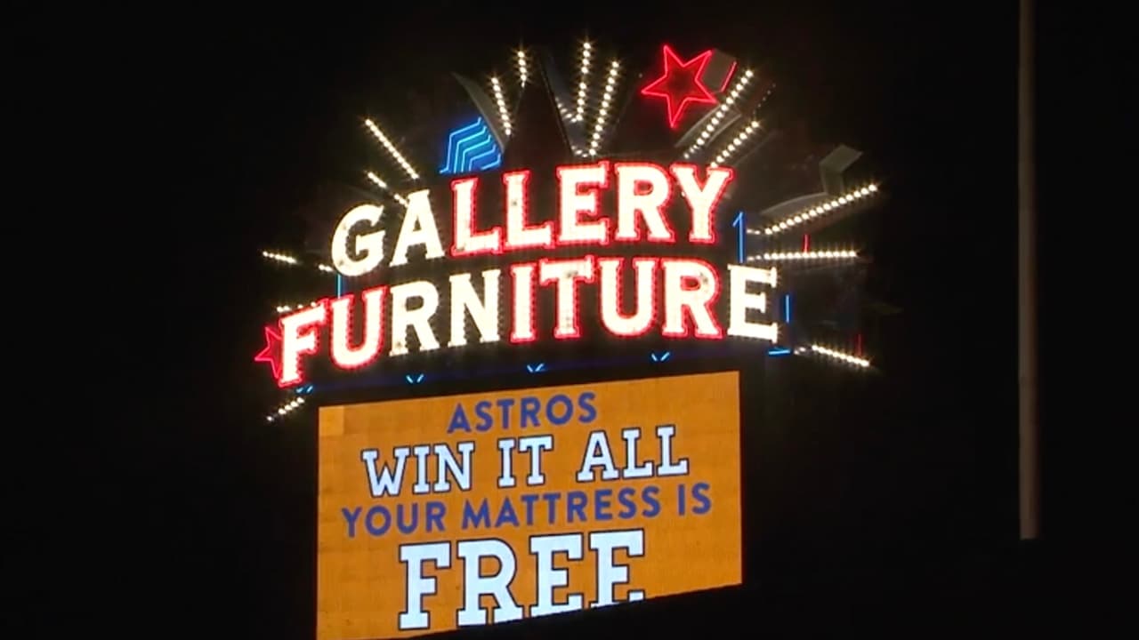 En diferentes ocasiones, 
<a href="https://www.univision.com/local/houston-kxln/mattress-mack-tormenta-invernal-refugio-houston-gallery-furniture-fotos">McIngvale</a> también ha convertido su mueblería de Houston en un refugio.