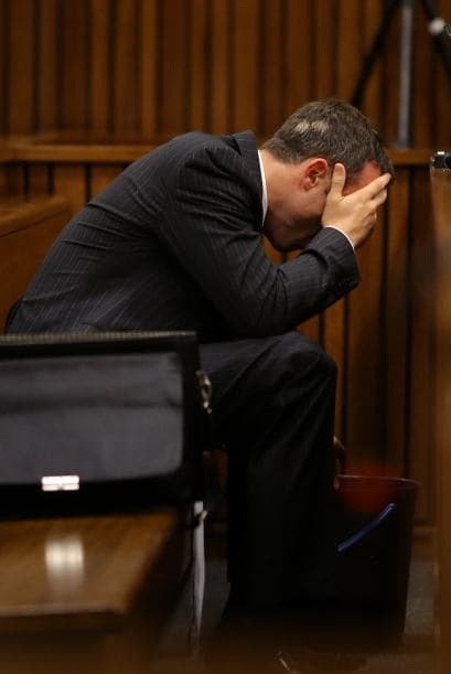 Brevemente la imagen del cuerpo de Steenkamp fue mostrado y Pistorius se desplomó en su silla y Se puso las manos en la cabeza.