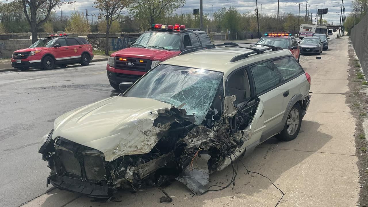 Testigos dijeron a los bomberos que el compacto habría salido de su carril al momento del impacto.