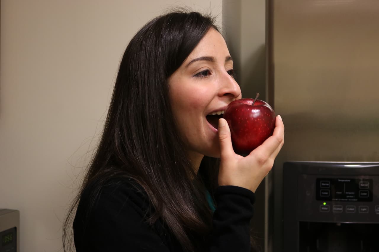 <b>5. Watch your sugar intake: <a href="http://www.univision.com/noticias/opinion/sugar-enemy-of-childrens-dental-health">Sugar is the #1 enemy of your teeth</a></b>, and the longer it stays in our mouth, the more harmful it is for you. Avoid sucking on candy and eating sticky foods like jelly candies, dried fruits, and raisins, which stick to your teeth longer than other foods and bathe your teeth in sugar. Reach for fresh fruit instead. If you indulge in the occasional sugary treat, follow it with a glass of water to wash away leftover food.