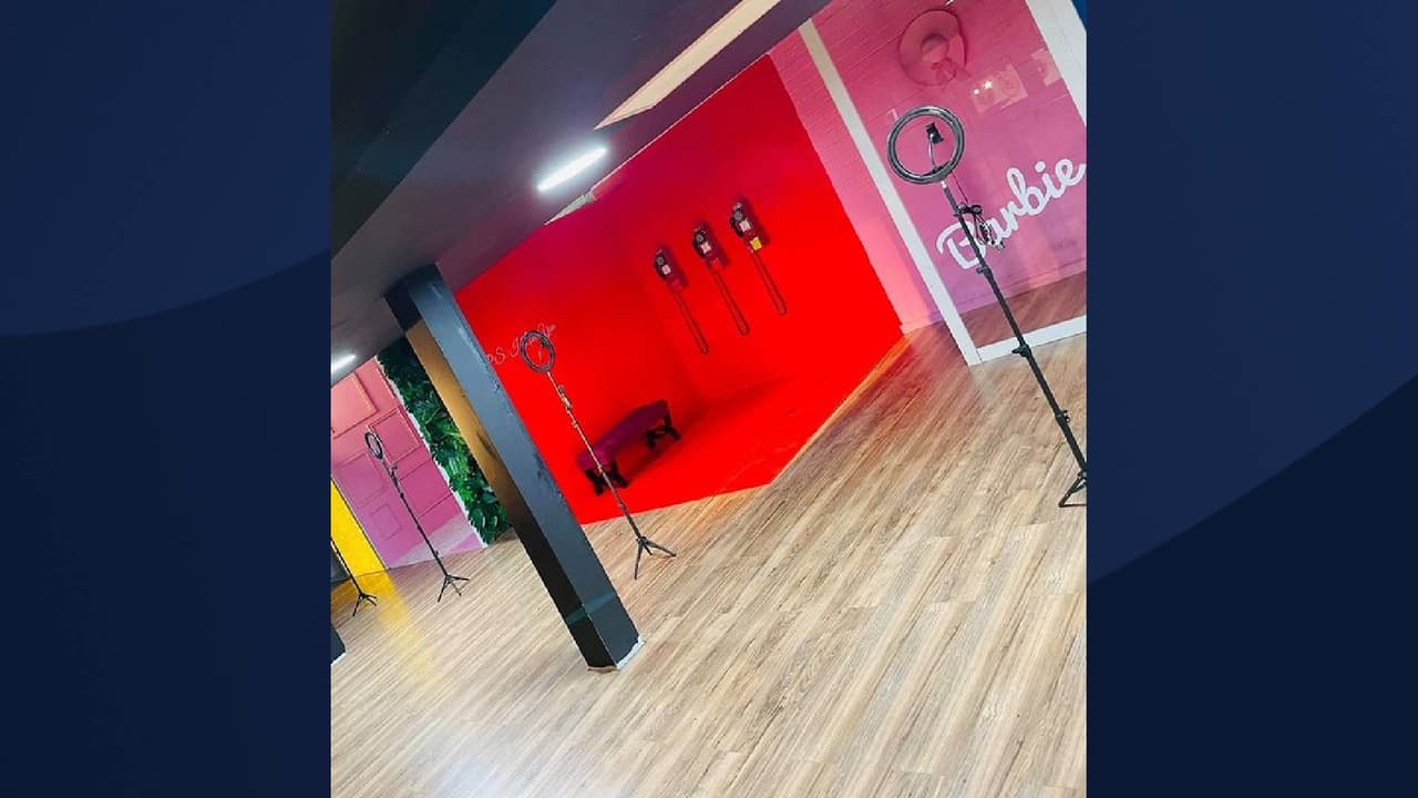 El museo fue creado por dos hermanos cuya misión 
<i>es brindar a Tucson actividades divertidas y seguras para reunir a amigos y familiares</i>, 
<a href="https://www.youniversetucson.com/about" target="_blank">según reportes</a>. “Youniverse Selfie Museum”cuenta con más de 40 sets para tomar fotos y videos.