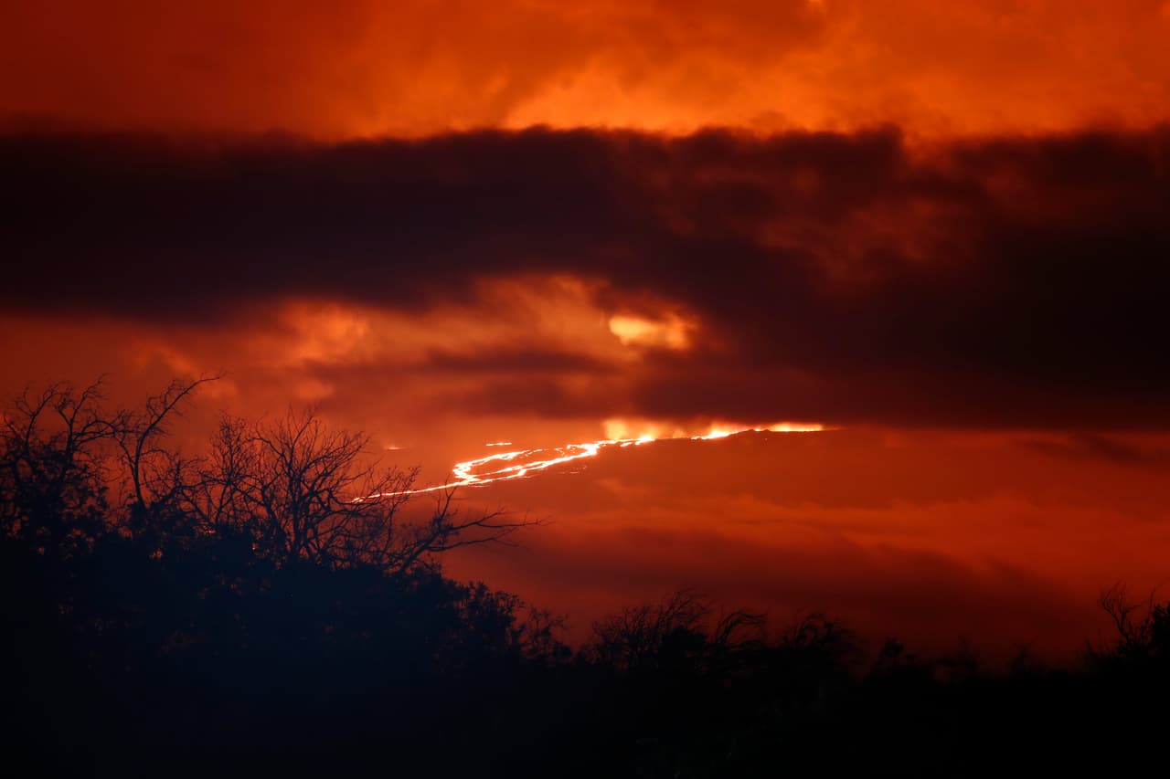 A lo largo del lunes, la erupción se movió hacia el noreste y se extendió por la ladera del volcán, con varias corrientes de lava que bajan por la ladera. Las zonas en las que está saliendo lava —el cráter de la cima del volcán y los respiraderos del flanco noreste— están lejos de las casas y las comunidades.