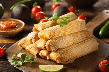 Los 
<b>tamales</b> son un plato tradicional en buena parte de los países latinoamericanos. México cuenta con la mayor variedad de tamales en el mundo; miles de recetas con el relleno de diferentes tipos de carnes como el cerdo o el pollo la variedad de salsas e incluso frutas. Busca la receta más original para sorprender a tus invitados estas fiestas. 
<br>