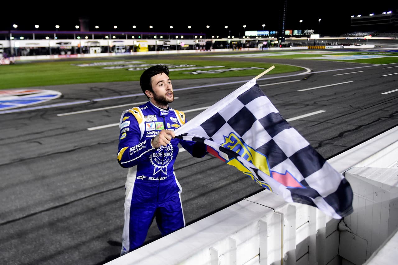 La celebración de la victoria ahora es un asunto silencioso, sin abrazos o efusivas felicitaciones.