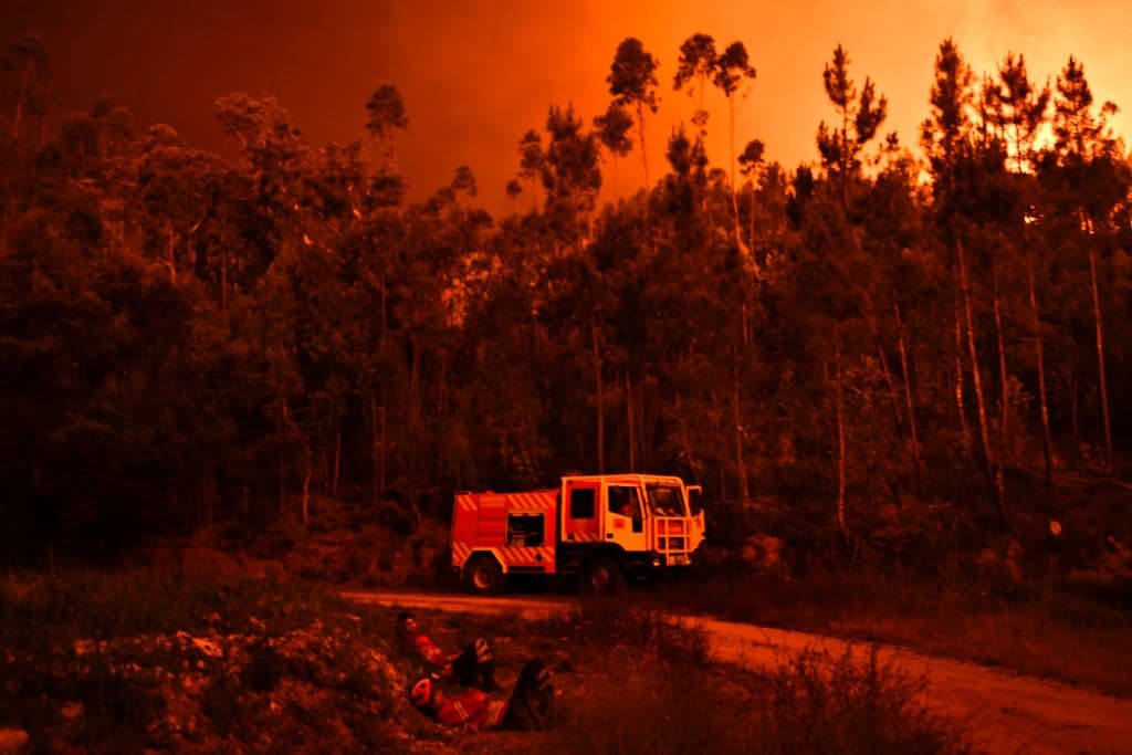 El fuego se extendió rápidamente por una combinación de factores climáticos: altas temperaturas, tormentas secas y viento cruzado.