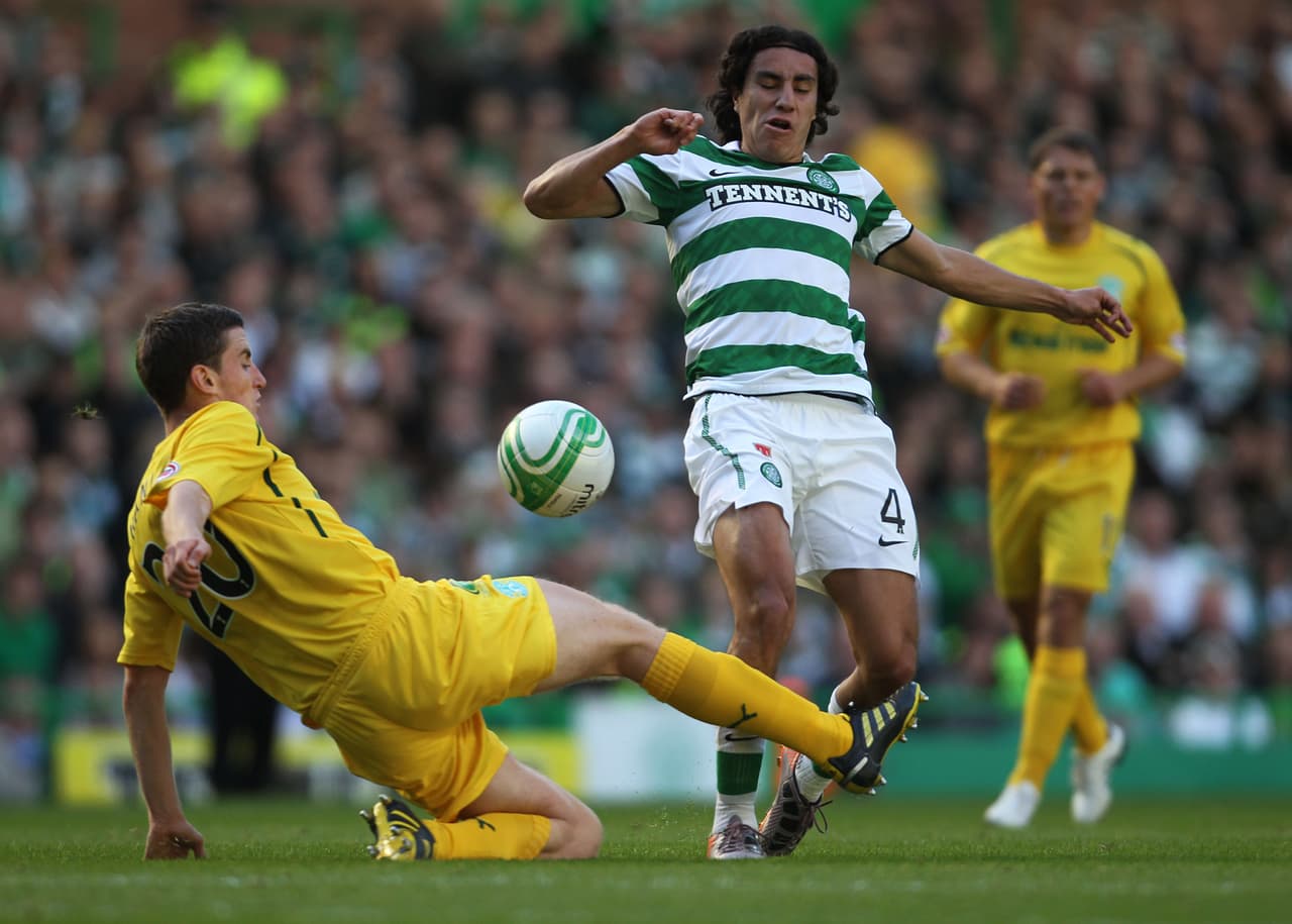 Efraín Juárez: campeón de la Scottish Premier League, de Escocia, con Glasgow Celtic en 2011-2012.