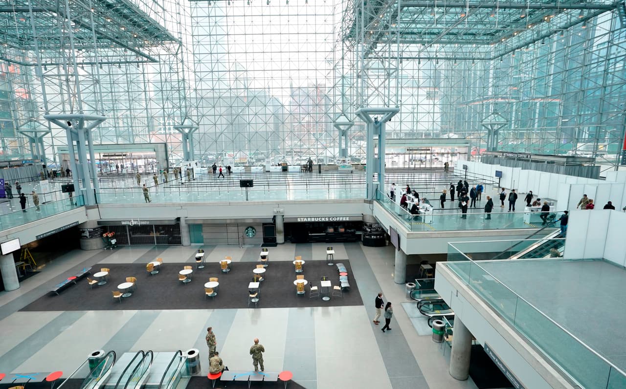 Otro mega centro de vacunas abrió el miércoles en el Javits Center, pero ya se reportó que este está lleno y seguirá así durante semanas.