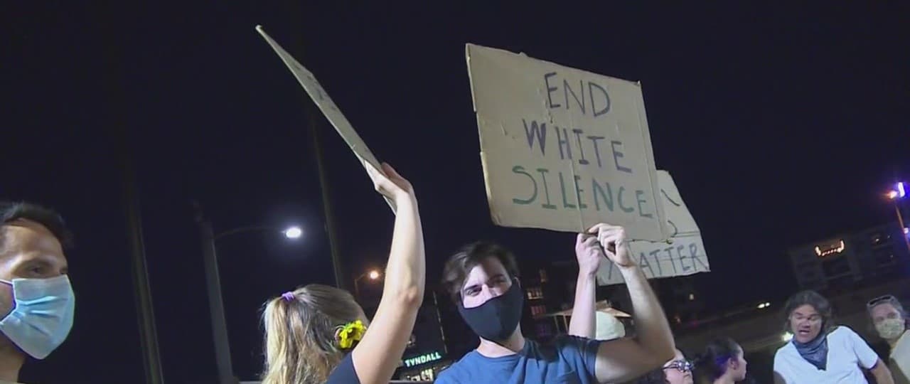 Sin embargo, hubo momentos en los que los manifestantes gritaron frente a frente a los oficiales diversas consignas.