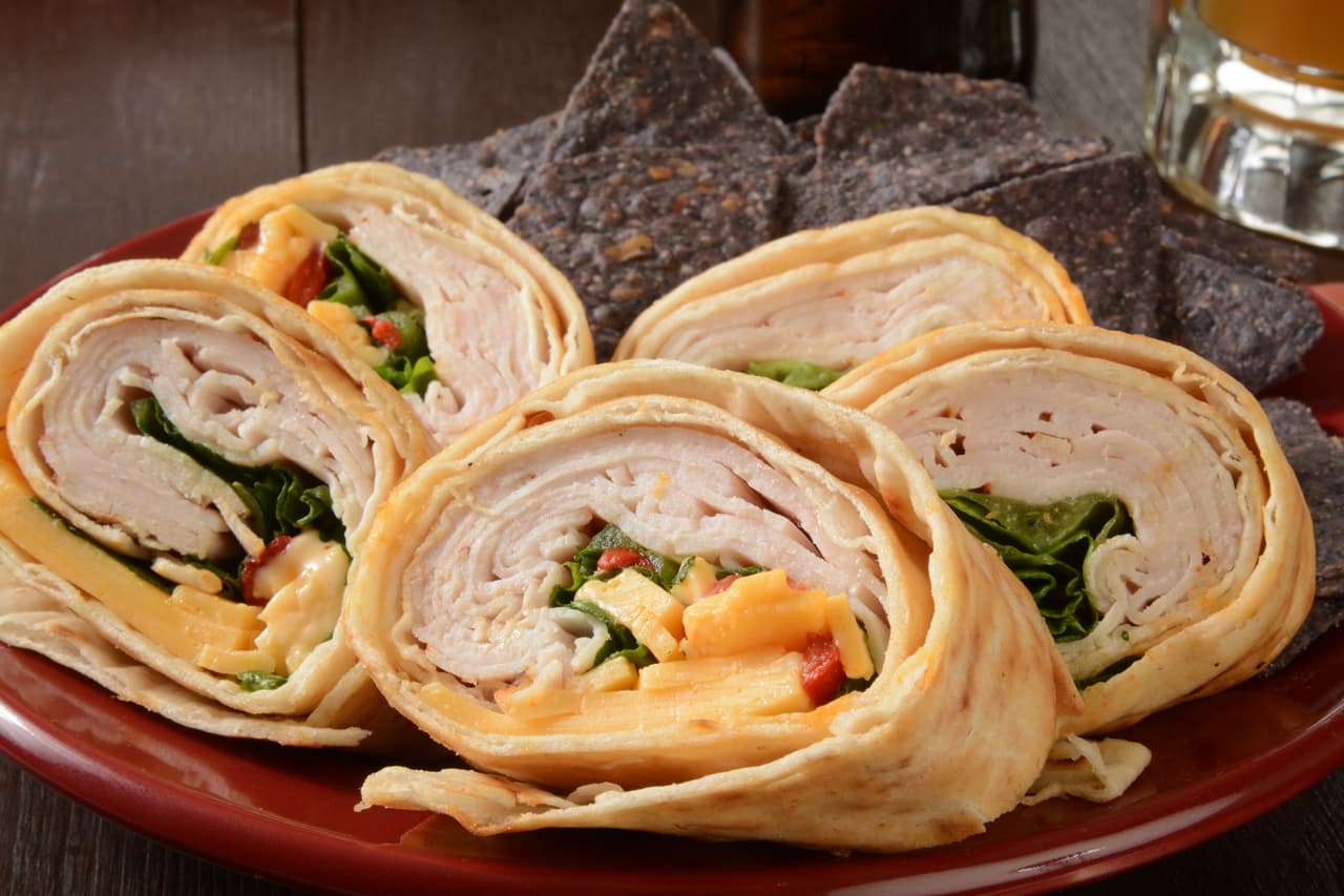 Un 'wrap' de pavo y tortillas de maíz con vegetales y queso.