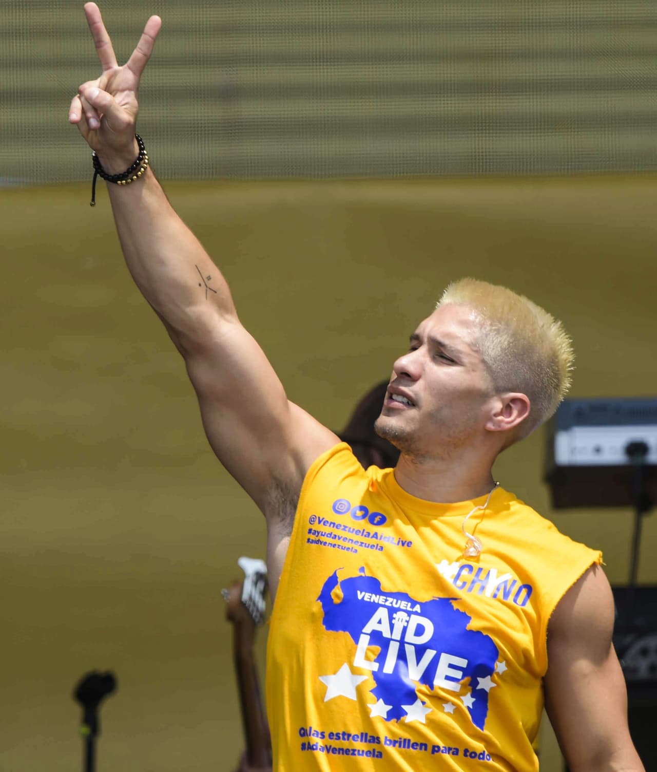 El venezolano Chyno saluda al público durante su presentación en el espectáculo.