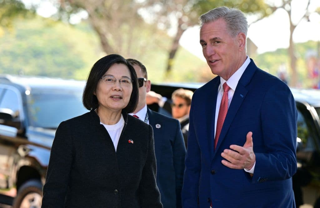 Kevin McCarthy recibe a la presidenta de Taiwán en California y China responde desplegando buques de guerra 