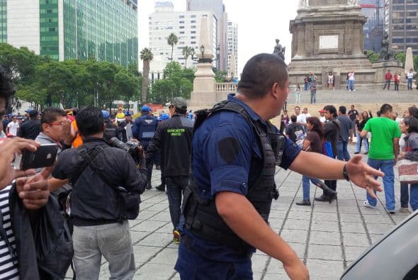 Argumentando que está prohibido estacionarse en doble y triple fila, las grúas comenzaron a llevarse los vehículos.