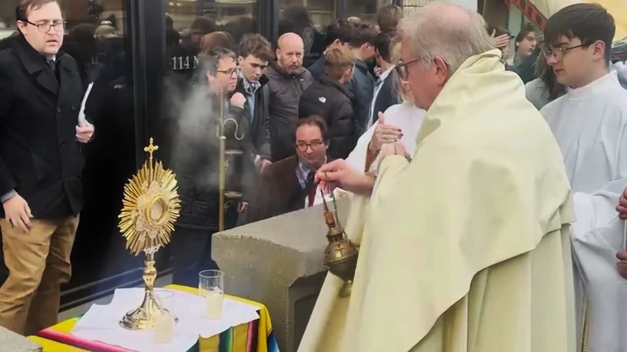 Católicos llevan la eucaristía a oficinas de ICE en Filadelfia, defendiendo dignidad de inmigrantes