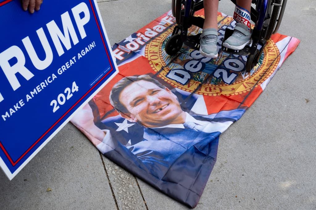 También hubo manifestantes que aprovecharon la protesta para rechazar la candidatura presidencial del gobernador de Florida, Ron DeSantis.