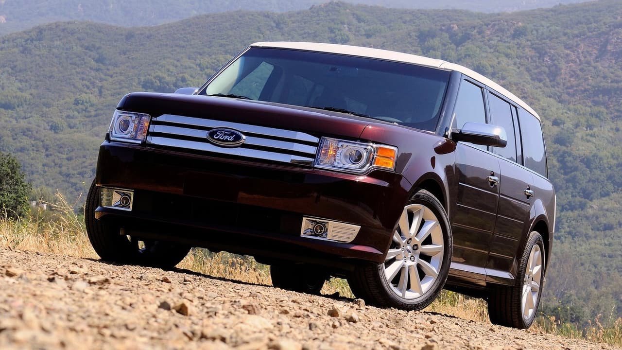 <h3 class="cms-h3-H3">Crossover: Ford Flex 2009 -2012</h3>
<br>Ford hizo una gran apuesta con la Flex, y la perdió. Esta crossover de tres filas de asientos nunca se vendió en los números que Ford planificó, pero si en los números suficiente para mantenerla viva durante los últimos 10 años. Esto es una lastima ya que es un producto de buena calidad y porque en mi opinión personal la Flex cuenta con un diseño muy intersante que hubiese funcionado mejor si no tuviese un nombre tan ridículo y soso y si Ford se hubiese molestado en promocionarla. La buena noticia es que constituye una opción excelente como un vehículo para 7 pasajeros sin ser un mamút inmenso del estilo de las SUV gigantes. 
<br>
<br>
<b>Ideal</b>: para 
<b>quien necesite transportar un gentío con comodidad y potencia</b> (con la versión de motor EcoBoost 3.5)