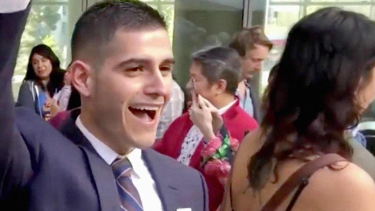 Omar Viramontes llegó desde México a los 10 años de edad. Gracias a su esfuerzo -y al apoyo de su familia- se graduó de médico con mención Magna Cum Laude. Ahora planea servir a las comunidades rurales.