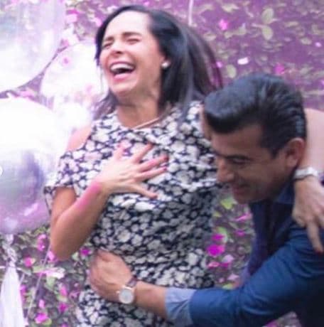 "Así te recuerdo todos los días, amor mío. Mi Prisco amado, estás aquí a mi lado. Te amo con todas mis fuerzas. Este día nos enteramos que seríamos abuelos de una hermosa princesa que llenará de alegría nuestras vidas.", detalló Cid en su publicación.